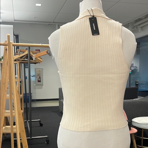 Express Cream Sleeveless V-Neck Vest Ribbed Top - Picture 3 of 3